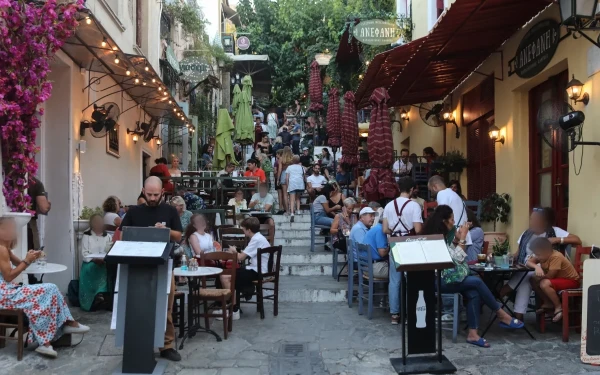 Νέες ταμειακές στην εστίαση - Η ΑΑΔΕ «βλέπει» ακόμη και τι σερβίρουν τα καταστήματα στους πελάτες