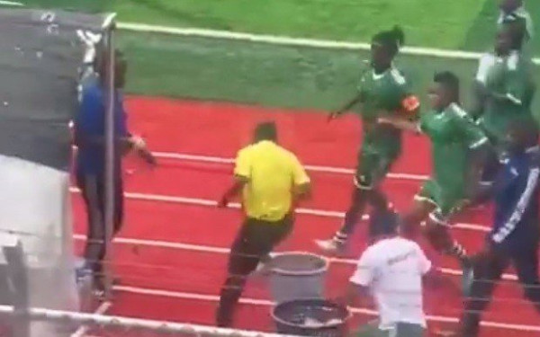 Ποδοσφαιρίστριες στο Κονγκό έσπασαν στο ξύλο διαιτητή για ένα πέναλτι - Δείτε το βίντεο