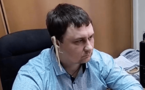 Ρώσος βουλευτής άκουσε ομιλία του Πούτιν με... μακαρόνια στα αυτιά (βίντεο)