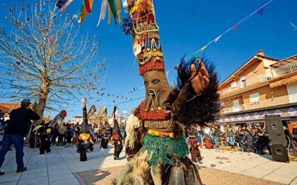 Σέρρες: Αναβιώνει το έθιμο του «Μπαμπόγερου» στο Φλάμπουρο (φωτ.)