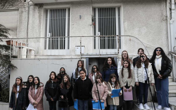Τα παιδιά της χορωδίας του Μουσείου Μίκη Θεοδωράκη Ζάτουνας άνοιξαν μια μουσική αγκαλιά για τα παιδιά σε Τουρκία και Συρία (βίντεο)