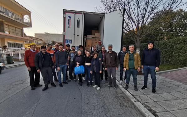 Πιερία: Γέμισε και έφυγε για Τουρκία φορτηγό ψυγείο με ανθρωπιστική βοήθεια (φωτ.)