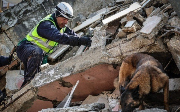 Ένα νεογέννητο μωρό που έχασε την οικογένεια στον σεισμό, βρήκε μια αγκαλιά στο πρόσωπο των θείων του