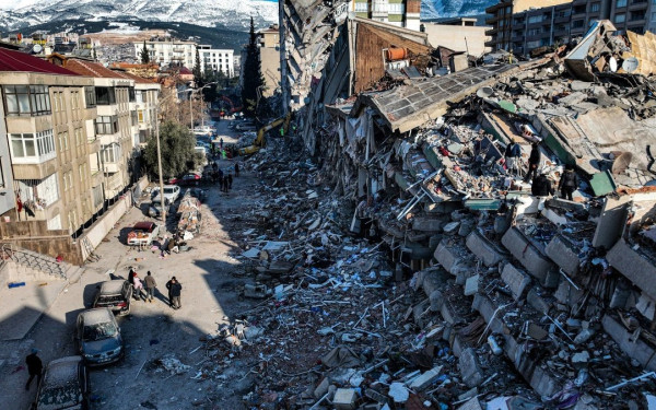 Σεισμός στην Τουρκία: Ελπίζουν να βρουν έστω ένα μέλος του σώματος των νεκρών συγγενών τους