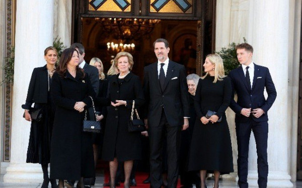 Μνημόσυνο για τον τέως βασιλιά Κωνσταντίνο: Παρών από την αδερφή του Σοφία και τον Άδωνι Γεωργιάδη