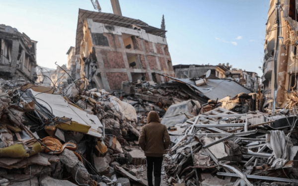 Σεισμός Τουρκία: Με τα χέρια απομακρύνουν τα μπάζα οι διασώστες λίγο πριν αναλάβουν οι εκσκαφείς (βίντεο)