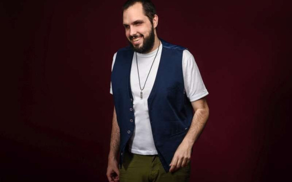 Θοδωρής Τσάτσος: Ο τυφλός στιχουργός και ερμηνευτής που μας βγάζει στο… φως (βίντεο)