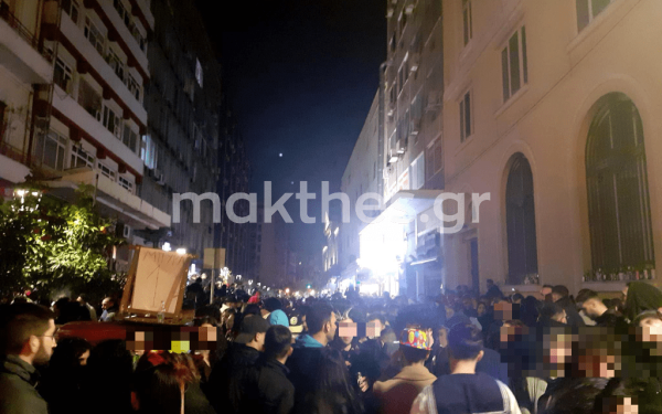 Τσικνοπέμπτη στη Θεσσαλονίκη: Μουσική, χορός, ψησταριές και... μασκαράδες κατέκλυσαν την πόλη (βίντεο & φωτ.)