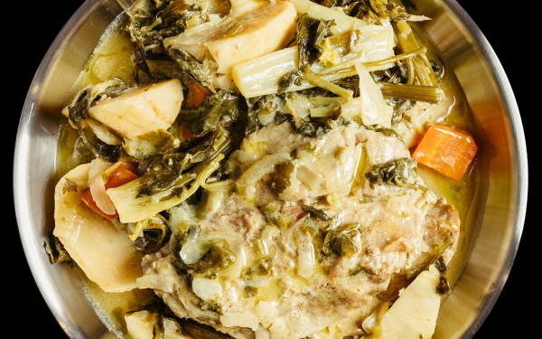 Χοιρινό με σέλινο και αυγολέμονο από τον Σωτήρη Ευαγγέλου 