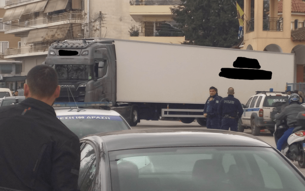 Τραγωδία στα Τέμπη: Νταλίκα-ψυγείο για την περισυλλογή των νεκρών (φωτ.)