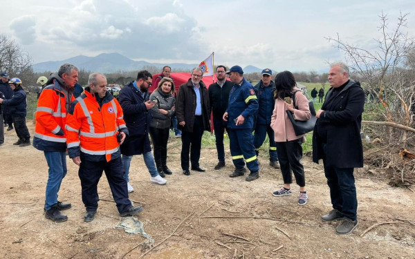 Σύγκρουση τρένων: Κλιμάκιο του ΠΑΣΟΚ-ΚΙΝΑΛ στο σημείο της τραγωδίας (φωτ.)
