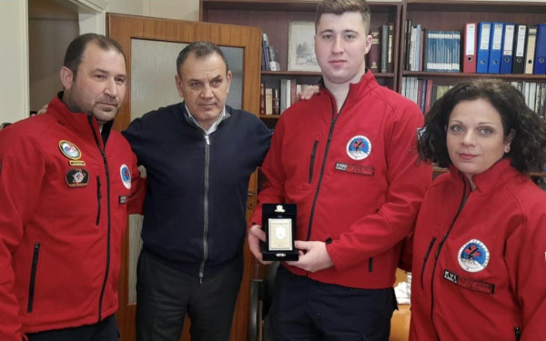 Καβάλα: Ο ΥΕΘΑ βράβευσε διασώστη για τη συμμετοχή του στην αποστολή στην Τουρκία (βίντεο, φωτ.)