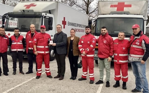 Με χειροκροτήματα υποδέχονται οι Τούρκοι τον ελληνικό Ερυθρό Σταυρό - Δείτε βίντεο