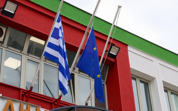 Δήμος Νεάπολης - Συκεών: Μεσίστιες σημαίες για την τραγωδία στα Τέμπη