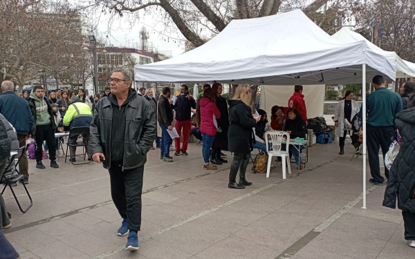 Τραγωδία στα Τέμπη: Η Λάρισα μια αγκαλιά για τους τραυματίες - Ουρές για να δώσουν αίμα (βίντεο, φωτ.)