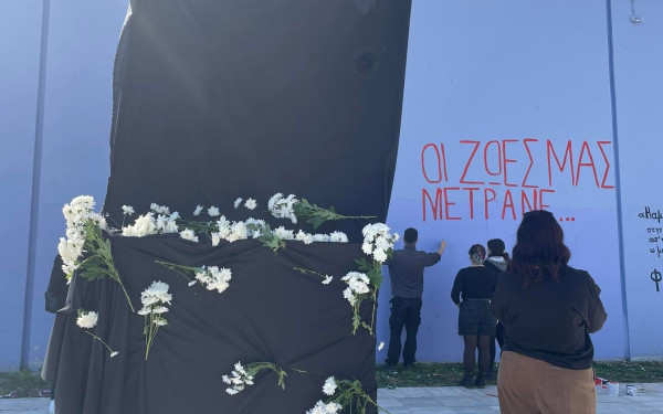 ΑΠΘ: Στα μαύρα το άγαλμα του Αριστοτέλη για την τραγωδία στα Τέμπη