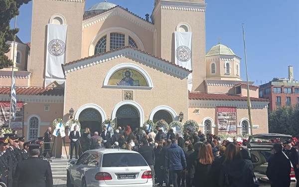 Τραγωδία στα Τέμπη: Ράγισαν καρδιές στην Καλαμαριά στο στερνό αντίο στον Νικήτα και την Καλλιόπη (βίντεο, φωτ.)