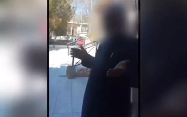Σαλαμίνα: Βίντεο ντοκουμέντο με ιερέα να βρίζει πιστούς - Καταγγελίες και για χειροδικία