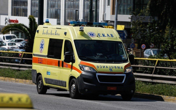 Αθήνα: Σοβαρό τροχαίο ατύχημα στη Λ. Μεσογείων - Αυτοκίνητο παρέσυρε πεζή γυναίκα (βίντεο)