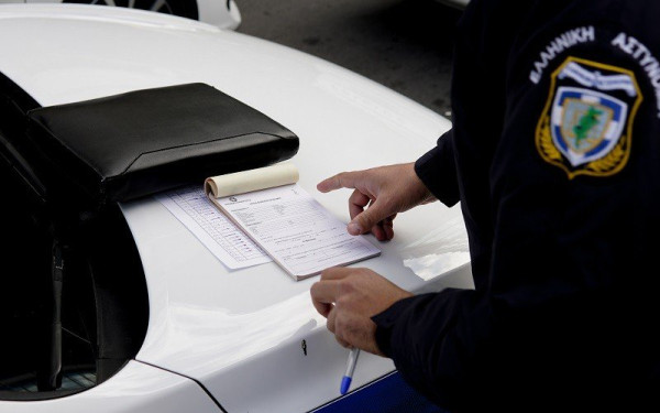 Θεσσαλονίκη: Διακινητής έκρυβε στο πορτ-μπαγκαζ μάνα και κόρη από τη Συρία