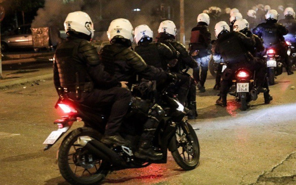 Πλατεία Συντάγματος: Ανήλικοι απείλησαν με μαχαίρι νεαρούς και τους λήστεψαν