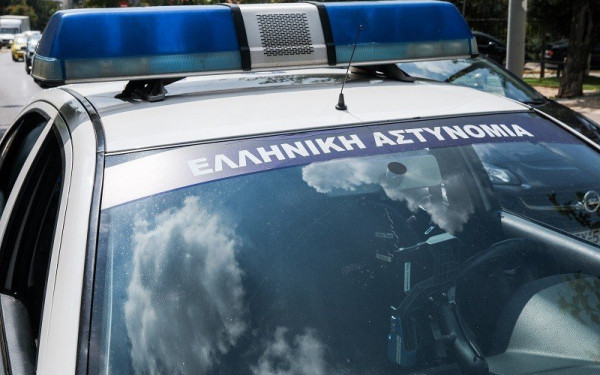 Έκρηξη αυτοσχέδιου εμπρηστικού μηχανισμού στην είσοδο πολυκατοικίας στη Γλυφάδα