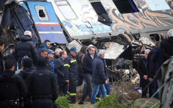 Τέμπη - Στον τόπο της τραγωδίας ο πρωθυπουργός: «Να μη ξανασυμβεί ποτέ κάτι τέτοιο» (βίντεο, φωτ.)