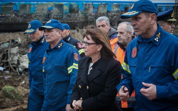 Τραγωδία στα Τέμπη: Στον τόπο του δυστυχήματος η Κ. Σακελλαροπούλου (βίντεο, φωτ.)