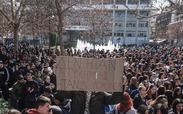 Λάρισα: Μαζική συγκέντρωση για την τραγωδία στα Τέμπη (βίντεο, φωτ.)