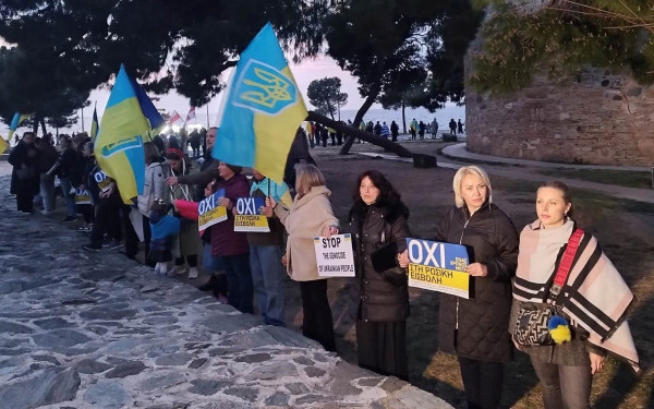 Θεσσαλονίκη - Λευκός Πύργος: Ανθρώπινη αλυσίδα αλληλεγγύης στην Ουκρανία (φωτ.)