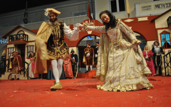 Η Ζάκυνθος γιορτάζει το καρναβάλι με την... «Κηδεία της Μάσκας» (βίντεο & φωτ.)