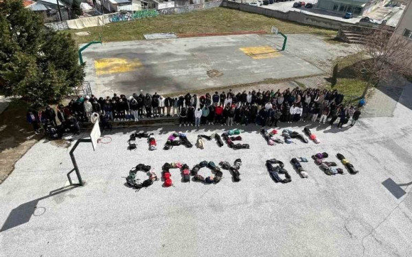 «Πάμε και όπου βγει» - Μαθητές της Φλώρινας στέλνουν το δικό τους μήνυμα για το τραγικό δυστύχημα στα Τέμπη (pics)
