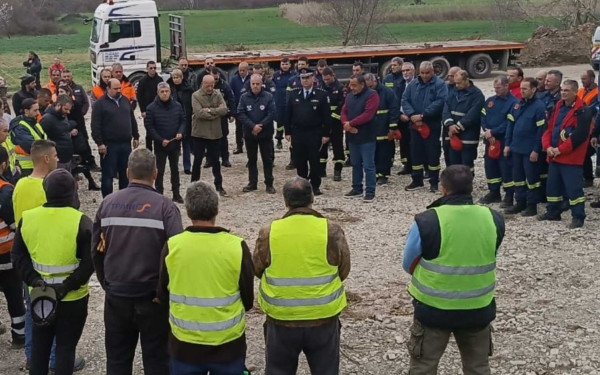 Φόρος τιμής στους νεκρούς των Τεμπών από πυροσβέστες, διασώστες και εργαζόμενους που επιχειρούν στο σημείο