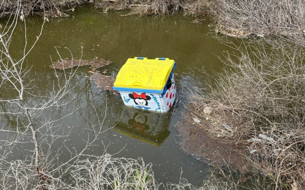 Θεσσαλονίκη: Ομάδα νεαρών πέταξε κάδους απορριμμάτων στη λίμνη στο Φράγμα της Θέρμης