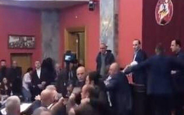 Σκηνές... ροκ εν ρολ στη Γεωργία - Βουλευτές πιάστηκαν στα χέρια (βίντεο)
