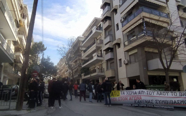 Καλαμαριά: Έγινε έξωση σε οικογένεια - Το σπίτι βγήκε σε πλειστηριασμό από fund (βίντεο, φωτ.)