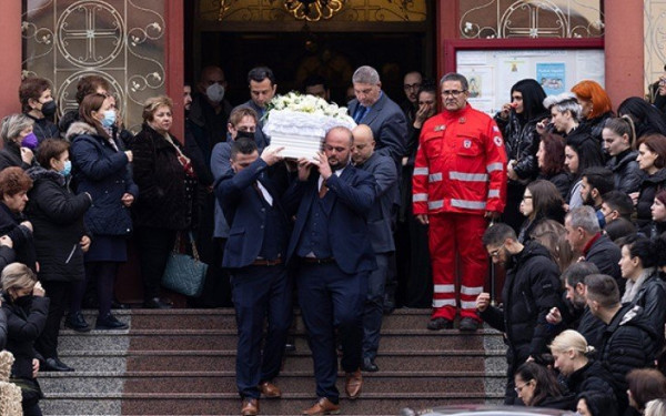 Τέμπη: Σε κλίμα οδύνης η κηδεία της 34χρονης Αθηνάς στην Κατερίνη (βίντεο, φωτ.)