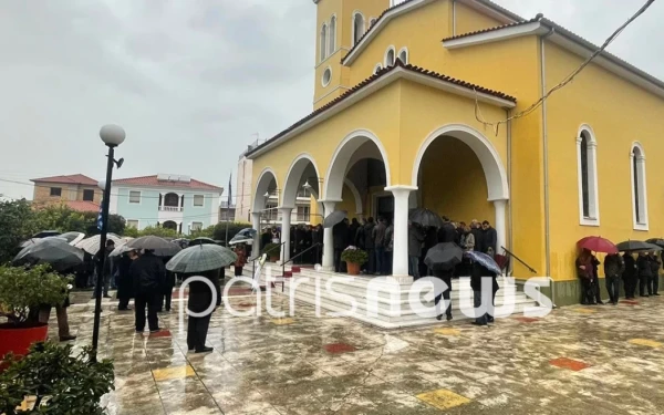 Τέμπη: Υπό βροχή και με πλήθος κόσμου το τελευταίο αντίο στον μηχανοδηγό Γιώργο Κουτσούμπα (φωτ.)