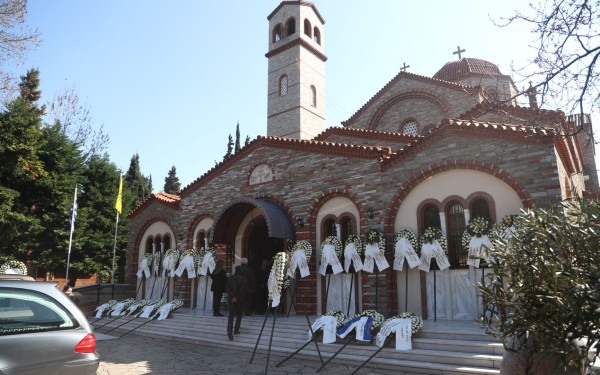Τραγωδία στα Τέμπη - Κορδελιό: Με άσπρα τριαντάφυλλα το τελευταίο αντίο στον 54χρονο και στο 15χρονο γιο του (βίντεο, φωτ.)