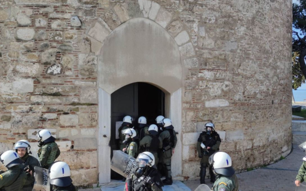 ΚΚΕ: Δεν θα περάσει το κλίμα σιωπής και αστυνομοκρατίας που θέλει η ΝΔ για τα Τέμπη