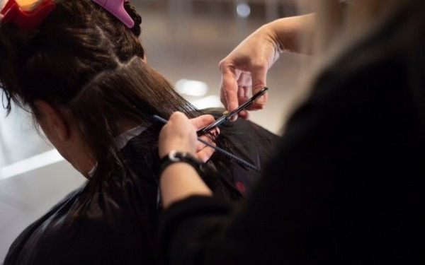 «Δουλειές του κεφαλιού» και κουρέματα αλληλεγγύης στη Θεσσαλονίκη