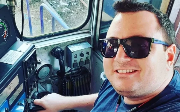 Τέμπη - «Τι μας ξημέρωσες Θεέ μου»: Θρήνος για τον 35χρονο μηχανοδηγό που ταξίδευε ως επιβάτης (φωτ.)