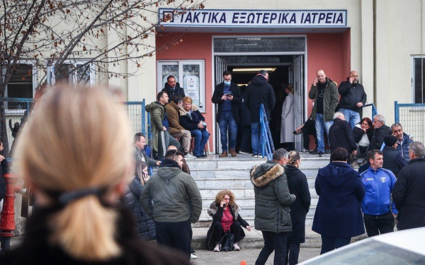 Ατελείωτη τραγωδία στη Λάρισα: Οι συγγενείς συρρέουν για αναγνώριση (βίντεο)