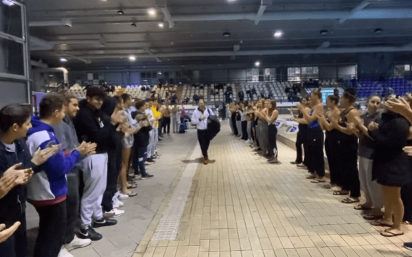 Πόλο: Ο Γιάννης Παπαγιαννάκης επέστρεψε από τα Τέμπη και αποθεώθηκε στο Ποσειδώνιο (βίντεο)