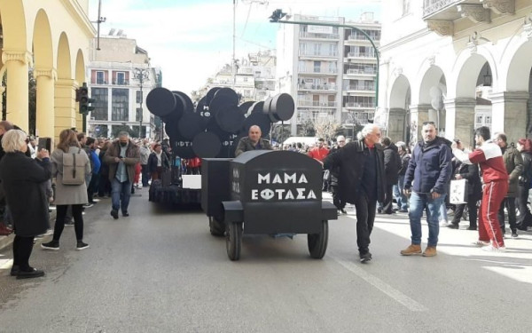 Συγκλονιστικές στιγμές στην Πάτρα: Υπό τους πένθιμους ήχους της δημοτικής μπάντας χιλιάδες στους δρόμους για τα Τέμπη (φωτ.)