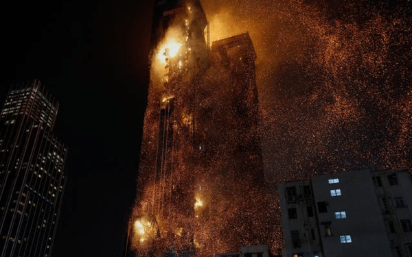 Στις φλόγες τυλίχθηκε ημιτελής ουρανοξύστης στο Χονγκ Κονγκ (βίντεο)