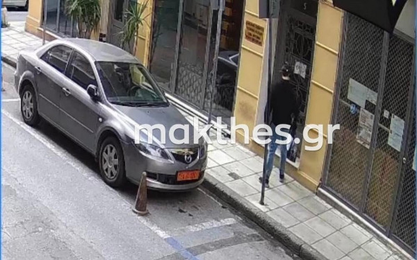 Θεσσαλονίκη: Δείτε βίντεο - Άγνωστος αφήνει το ύποπτο δέμα στο ρωσικό προξενείο