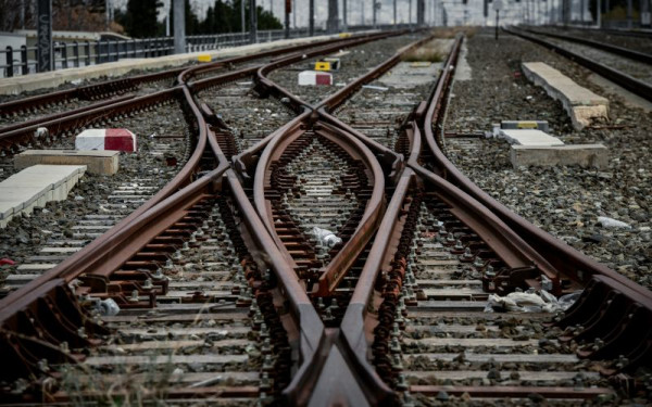 Καταγγελία για την Hellenic Train: Έχασε τον σύζυγό της σε σιδηροδρομικό δυστύχημα και της ζητάνε πίσω την αποζημίωση (βίντεο)