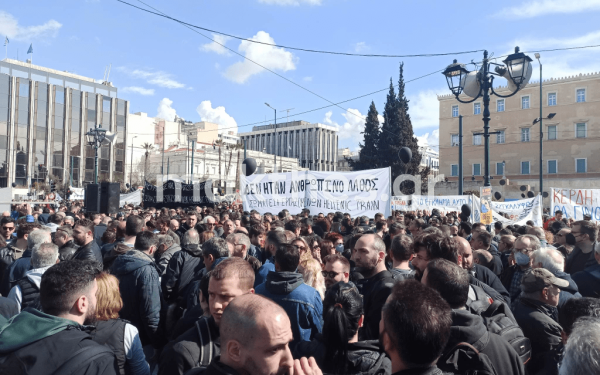 Οι σιδηροδρομικοί διαδήλωσαν στο Σύνταγμα: «Δεν ήταν ανθρώπινο λάθος» γράφει το πανό για τα Τέμπη - Επεισόδια και πέντε συλλήψεις (φωτ.)