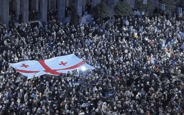Χάος στη Γεωργία: Επεισόδια για τον νόμο που καθιστά οργανώσεις «ξένους πράκτορες» (βίντεο)
